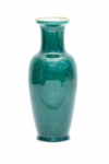Vaso em porcelana chinesa na cor verde . Alt. 31 cm. Circunferência 40 cm.