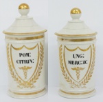 Par de potes de farmácia em porcelana francesa VIEUX PARIS do século XIX, com decoração a ouro, nome botânico das substâncias  "POM: CITRIN: " e  " UNG :MERC:D:", pintados em preto. Com restauro. Alt. 28 cm.