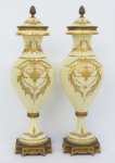 Par de vasos em porcelana francesa da manufatura com marca do CHATEAU DE LONG PRE , corpo com ramos , frisos pintados ouro em relevo , base quadrada em bronze. Alt. 40 cm.