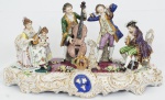 Grupo escultórico em porcelana européia policromada , representando Músicos(violino com haste quebrada, marcas de uso).Medidas 27 x 50 x 25 cm.