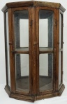 Antiga vitrine de bar formato oitavado em madeira (no estado). Medidas 60 x 43 cm.