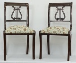 Par de cadeiras em mogno, encostos no formato de lira e assentos estofados. Medidas 87 x 44 x 45 cm. cada.