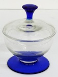 Compoteira com tampa em vidro azul e branco . Alt. 20 cm.
