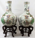 Par de vasos em porcelana chinesa, decorado com cenas do cotidiano sob peanha. Alt. vaso 65 cm  e peanha 30 cm