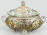 Mini sopeira em porcelana italiana  CAPODIMONTE, decorada com querubins em relevo. Medidas 18 x 24 cm.