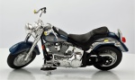 MAISTO. Harley Davidson "1998 FLSTFFAT Boy", medindo 13 cm.