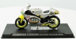 Yamaha "YZR 250 Olivier Jacques 2000" # 19, medindo 9 cm.