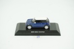 BMW Mini Cooper, na cor marinho e branco. Acompanha caixa expositora, comp. 5 cm.