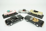 Lote contendo 5 carros miniaturas, sendo: 1 Mustang conversivel, preto , SS5719 ( 17 cm), 1 Volkswagen Karman-Ghia, preto, SS5742(14 cm), 1 Mercedes-Benz 190SL-1955 conversível, prata , WELLY (11 cm), 1 Crown Victoria - 1955, rosa e branco ( 12 cm) e 1 Mercury Turnpike Cruiser -1957 conversível (12 cm).