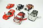 Lote contendo 6 miniaturas de carros, sendo: 1 Ford 3 -Window Coupe V30 1932, vermelho metálico, SS 5744 (13 cm), 1 Mini Coopers, prata KINSMART(12 cm), 1 Ford Pickup 1937, preto, SS 5607 (13 cm), 1 Toyota RAV4 Cabriolet, vermelho metálico, Kinsmart (1 cm), 1 Ferrari conversível, vermelho (11 cm) e 1 Ford F100 Pickup 1956, vermelho ( 13 cm).