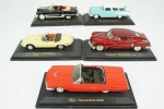 Lote contendo 5 miniaturas de carros, sendo: 1 Ford Thenderbird 1966, vermelho (12 cm), 1 Tucker Torpedo 1948, vermelho metálico (12 cm), 1 Jaguar E-Type 1971 conversível, amarelo (11 cm), 1 Cadillac Coupe de Ville 1949, preto (13 cm) e 1 Chevrolet Nomad 1957, qzul e branco (11 cm).