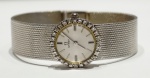 Relógio em ouro branco OMEGA, com brilhantes no aro externo e na corôa. Peso total 44,4 gr