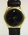Relógio (marca desconhecida) caixa em plaqué d'or 33mm, pulseira de couro preto, máquina sem funcionamento.