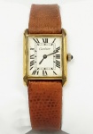 Relógio Cartier, caixa em plaqué d'or 23mm, pulseira de couro marrom, máquina sem funcionamento.