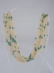 Semi-jóia - Colar com 9 fios, de micro pérolas e turquesas, medindo 44 cm.