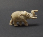 Escultura em marfim representando Elefante . Acompanha peanha de madeira. Alt. total 2,5 cm.