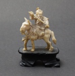 Escultura em marfim representando Samurai a cavalo.Acompanha peanha de madeira. Alt. total 5 cm.