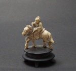 Escultura em marfim representando Samurai a cavalo.Acompanha peanha de madeira. Alt. total 5 cm.