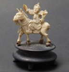Escultura em marfim representando Samurai a cavalo.Acompanha peanha de madeira. Alt. total 4 cm.