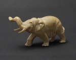 Escultura em marfim representando Elefante . Acompanha peanha de madeira. Alt. total 2 cm.