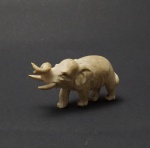 Escultura em marfim representando Elefante . Acompanha peanha de madeira. Alt. total 3 cm.