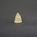 Pequena estatueta oriental em marfinite representando Buda , med. 40 mm de altura.