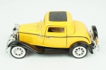 SS 5744 - Ford  "1932 - 3 Window Coupe" 1/30, medindo 14 cm.