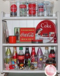 Prateleira Memorabilia, med. 48 x 16 x 49,5 cm,  acompanha os itens de colecionador da marca Coca-Cola. Preço de avaliação R$ 500,00