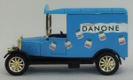 Miniatura - Antigo caminhão de entrega da Danone, medida 8 x 3 cm, acompanha caixa de acrílico medida 7 x 12 x 6 cm.