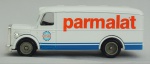 Miniatura - Antigo caminhão de entrega da Parmalat, medida 10 x 3 cm, acompanha caixa de acrílico medida 7 x 12 x 6 cm.