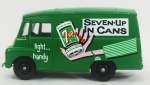 Miniatura - Antiga Van LD 150 1959 de entrega da Seven-UP In Cans, medida 8 x 3 cm, acompanha caixa de acrílico medida 7 x 14 x 7 cm.