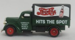 Miniatura - Antigo Truck Canvas-Back Ford 1939 de entrega da Pepsi-Cola, medida 8 x 3 cm, acompanha caixa de acrílico medida 7 x 13 x 7 cm.