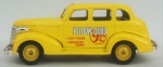 Miniatura - Antigo carro Chevrolet 1939 de entrega da Yellow Cabs, medida 9 x 3 cm, acompanha caixa de acrílico medida 7 x 15 x 7 cm.