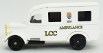 Miniatura - Antiga ambulância BedFord L.C.C., medida 9 x 3 cm, acompanha caixa de acrílico medida 7 x 15 x 7 cm.