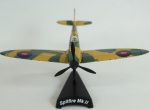 Miniatura Avião Militar - Spitfire MK II, medida 9,5 x 12 cm.