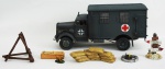 Miniatura caminhão militar - German 4x4 ambulance France 1940, em plástico, acompanha assessórios, medida 19 x 7 cm, acompanha caixa de acrílico medida 12 x 25 x 12 cm.