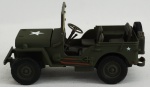 Miniatura jipe militar Willys, medida 11 x 5 cm, acompanha caixa de plástico medida 7 x 14 x 8 cm.
