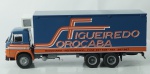 Miniatura caminhão - Fiat 140 Refrigerado da empresa Figueiredo Sorocaba , escala 1/43, acompanha caixa de acrílico medida 10,5 x 23 x 9,5 cm.