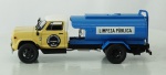 Miniatura caminhão - Caminhão Chevrolet D60 Limpeza Publica, escala 1/43, acompanha caixa de acrílico medida 7,5 x 19 x 8 cm.