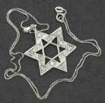 JUDAICA. Cordão com pingente "Estrela de David", em ouro branco 18K com 12 brilhantes, cordão medindo 40 cm. Peso total 5,6 gr