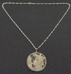 Medalha Art Deco com jovem em cerimônia judaica e cordão de 50 cm em prata. Peso total 10,5 gr