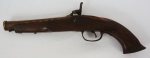 COLECIONISMO. Elegante pistola de Marinha em bronze e madeira, sistema de disparo a espoleta.