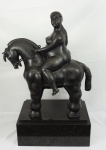 BOTERO. Escultura em bronze, representando Mulher montada no cavalo. Medidas 57 x 50 cm. Base em mármore , medindo 18 x 42 x 30 cm.