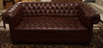 Sofá Chesterfield de couro inglês capitonê med. 77 x 190 x 90 cm