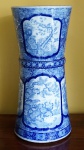Bengaleiro em porcelana chinesa , azul e branco ( fundo estalado). Medidas 62 x 29 cm.