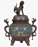 Defumador de mesa chinês, em bronze com detalhes em cloasone, encimado por cão de fó na tampa, medindo 30x25 cm
