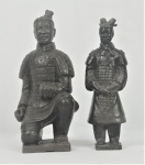 2 estatuetas em resina, representando Guerreiros Xian, com 18 2 20 cm de altura