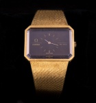Relógio Omega De Ville em ouro contraste 18K , caixa com 25 x 31 mm, vidro safira. Peso total 79,6 gr