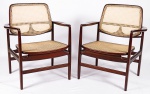 Par de cadeiras, modelo Oscar, design de Sergio Rodrigues, produzidas na década de 80 em madeira, não sendo jacarandá, assento e encosto em palhinha sintética