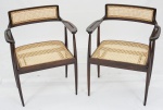 JOAQUIM TENREIRO. Par de cadeiras em jacarandá , encosto e assento em palhinha natural, com pés estilo pata de aranha. Medidas 80 x 63 x 46 cm cada.